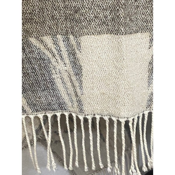 Adrienne Vittadini Reversible Herringbone fringe Shawl/Poncho One size - Picture 11 of 11
